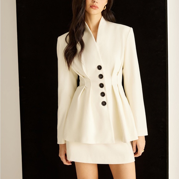 Commense Jackets & Blazers - Commense luxurious thick fully lined pleated button cinch waist hourglass blazer